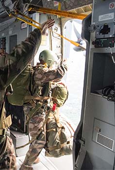 Soldats parachutise armée Française prêts à quiter l'avion