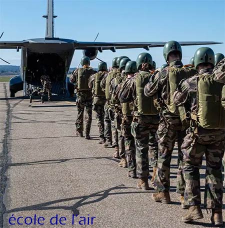 Sodats parachutistes Français montant dans l'avion
