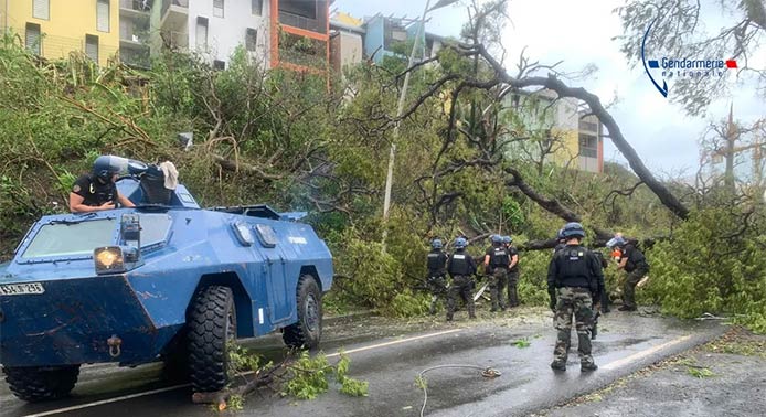 KEPIillico- ouragan CHIDO Mayotte - les Gendarmes en action pour déblayer la route